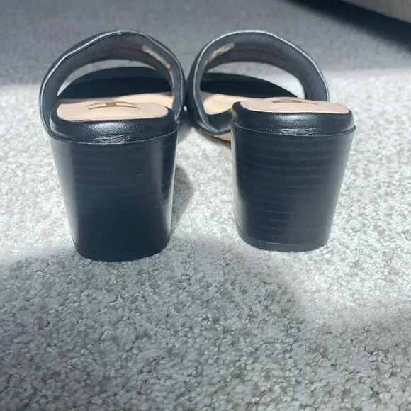 Hush Puppies black slip on sandals - Picture 2 of 7